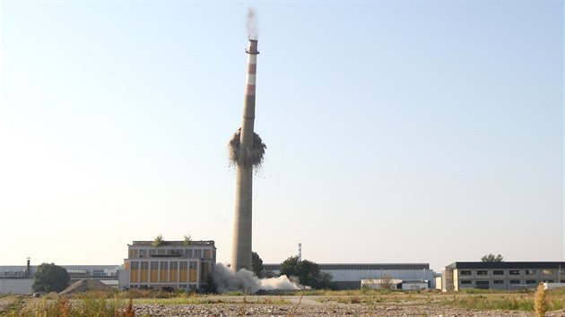Odstřel posledního symbolu prostějovského oděvního podniku - 110 metrů vysokého komína (11. září 2016).