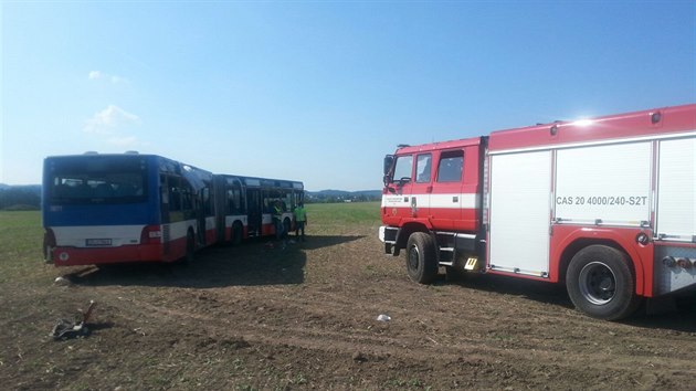 Pi havrii linkovho autobusu se na Kolnsku zranilo 19 lid z toho ti tce (11. z 2016).