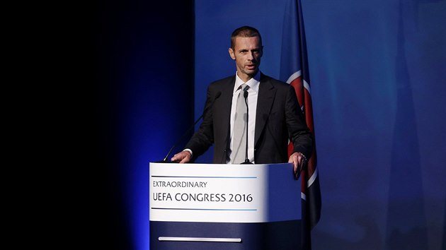 Nový předseda Evropské fotbalové unie (UEFA) Aleksander Čeferin na kongresu v Aténách promlouvá k delegátům.
