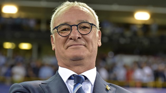 Trenér Leicesteru Claudio Ranieri se usmívá, jeho tým v klubové premiéře Ligy mistrů právě v Bruggách vstřelil gól.