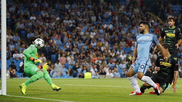Sergio Agüero z Manchesteru City střílí gól do sítě Mönchengladbachu v utkání Ligy mistrů.