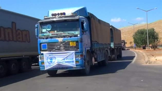 Kamion z konvoje s potravinovou pomocí vjíždí z Turecka do Sýrie. (13. září 2016)