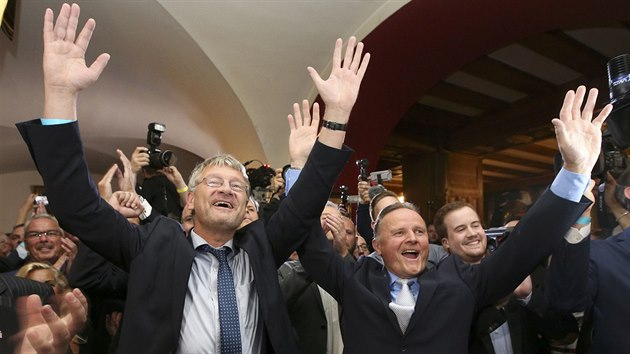 Kandidti berlnsk AfD Georg Pazderski a Joerg Meuthen se raduj z volebnho spchu (18. z 2016)