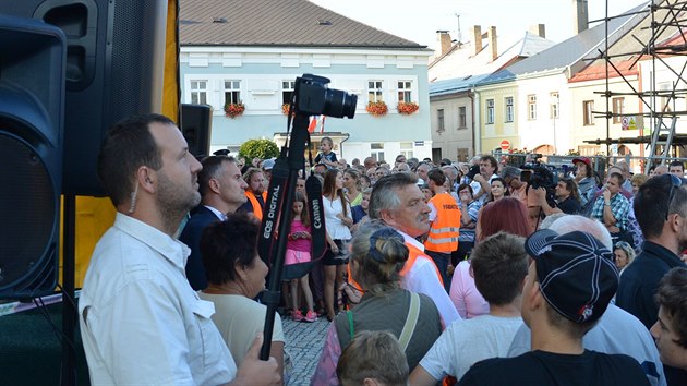 Nat��en� pr�b�hu setk�n� na m�tinku v Poli�ce.