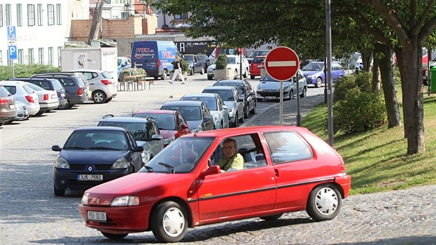 V centru Pelhimova se objevily nov jednosmrky. idii si s jejich dodrovnm ale hlavu vbec nelmou.