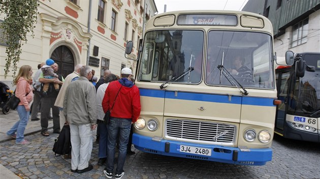 Lid si mohli o vkendu prohldnout torzo prvn jihlavsk tramvaje, kter po mst jezdila ped vce ne sto lety. Zjemci se k nmu dopravili stylov - historickm autobusem.