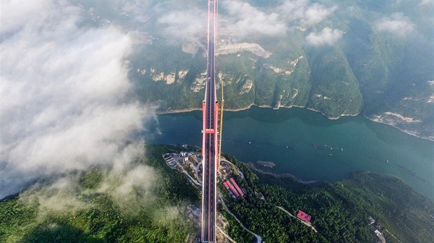 na se piblila dostavb nejvyho mostu na svt. Most Pej-pchan-iang v hornat oblasti provincie Kuej-ou se ty 565 metr nad zem.