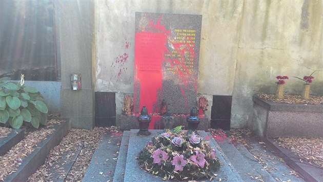 Neznm vandal polil hrob Klementa Gottwalda na Olanskch hbitovech rudou barvou (12.9.2016).