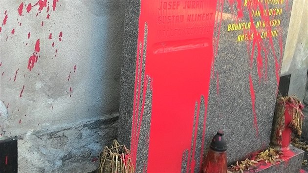 Neznámý vandal polil hrob Klementa Gottwalda na Olšanských hřbitovech rudou barvou (12.9.2016).