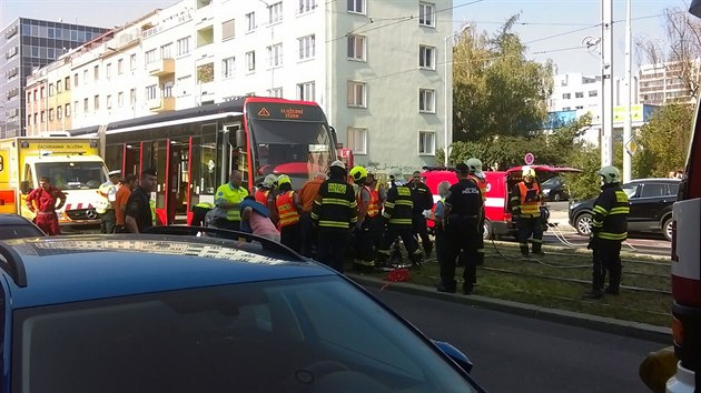V Praze 10 se stetlo auto s tramvaj (12.9.2016).