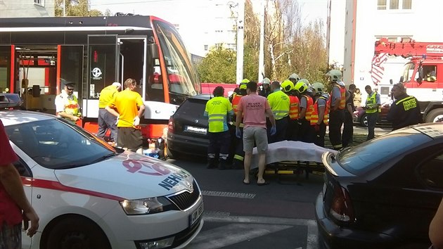 V Praze 10 se stetlo auto s tramvaj (12.9.2016).