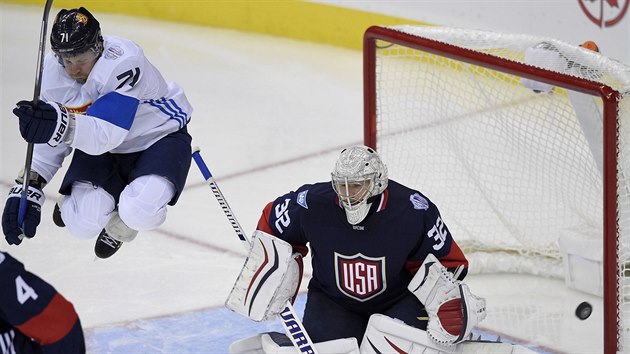 Clonc finsk hokejista Leo Komarov nadskoil ped letcm pukem a americk brank Jonathan Quick se ocitl v tk situaci.