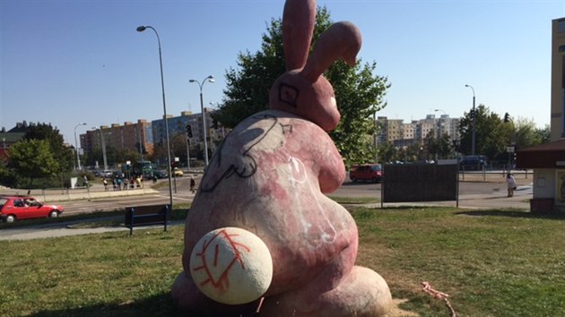 Sochu králíka počmáral sprejem vandal.