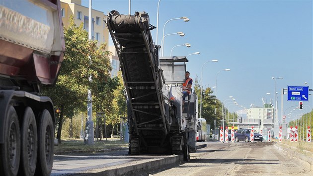 Frzovn siln vrstvy vozovky ve Studentsk ulici v Plzni (15. z 2016)