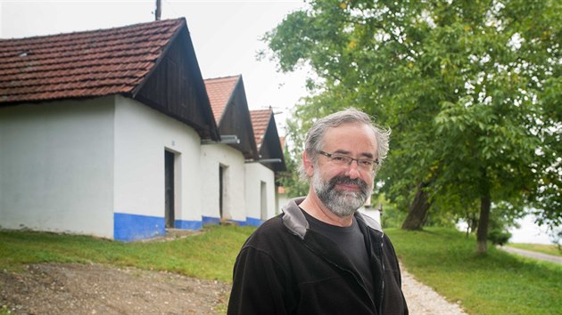 Jan Pijáček z ODS je starostou Vlčnova. Na snímku před tamními známými vinnými sklepy zvanými „búdy“.