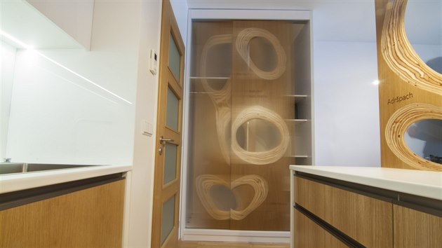Optické předělení místnosti, ale i posuvné dveře skříní tvoří „topologické mapy“ s průhledy.