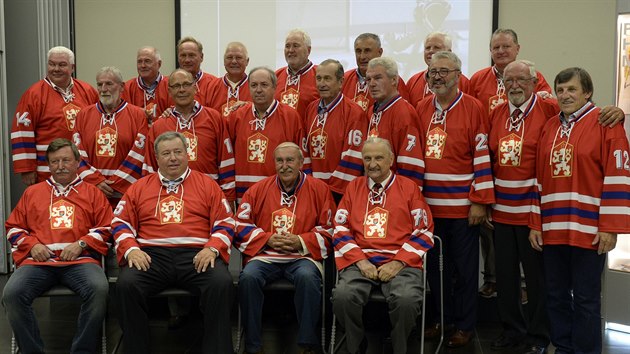 Bval eskoslovent hokejov reprezentanti, kte v roce 1976 postoupili do finle Kanadskho pohru, stali se mistry svta a zskali stbrn medaile na olympijskch hrch, se seli 10. z v Praze. Prvn ada zleva: Vladimr Martinec, Frantiek Kaberle, Ji Holeek, trenr Jn Star. Druh ada zleva: Pavol Svitana, Ji Bubla, Milan Nov, Josef Augusta, Frantiek Pospil, Bohuslav Ebermann, lka Otto Trefn, Bohuslav astn. Tet ada zleva: Frantiek ernk, masr Pavel Kek, Ji Novk, Pavel Richter, Vladimr ndrik, Jaroslav Pouzar, Milan Chalupa, Karel Hol