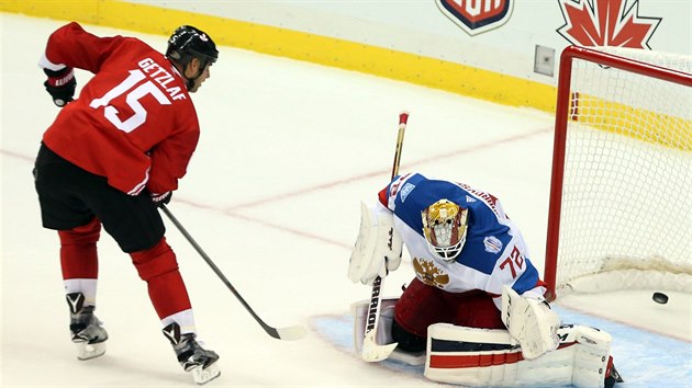 Kanadský útočník Ryan Getzlaf překonává v prodloužení ruského gólmana Sergeje Bobrovského.