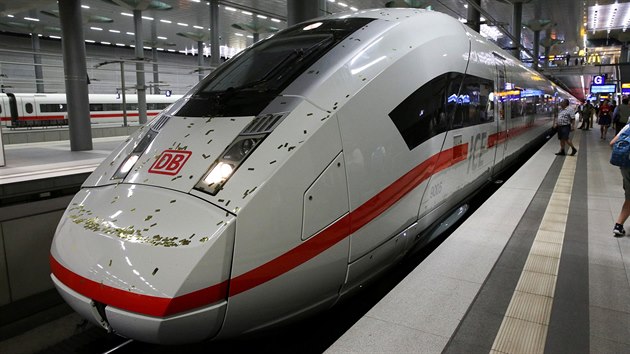 eleznin spolenost Deutsche Bahn v Berln pedstavila svou novou vlajkovou lo" - vlakovou soupravu ICE 4 (14. z 2016).