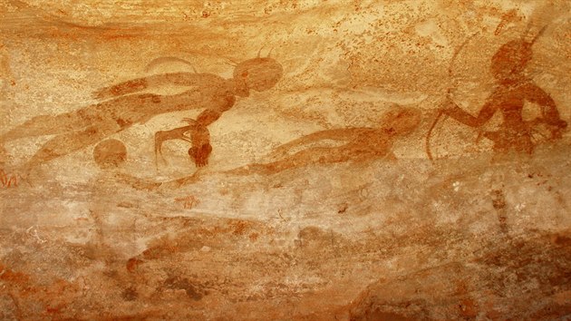 Nejstar saharsk malby stylu Kulatch hlav se datuj asi 9 000 let zptky. Na tto fotce mohou jakoby ltajc osoby s rohy a ornamenty znzorovat inician obady mladch lovc, kter se v tomto skalnm psteku kdysi udvaly.