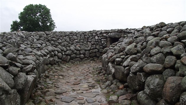Toit cesta vede do nitra krlovsk hrobky Kungagraven.