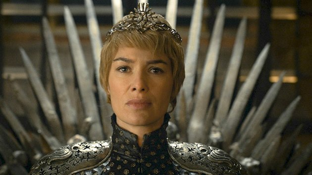 Šaty se stříbrnou brokádou odkazují na Cerseina otce Tywina Lannistera, který nosil podobné sako.