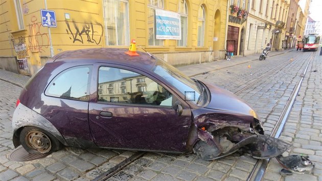 V olomouck ulici 1. mje se srazil policejn vz s dalm autem. Dva lid, z toho jeden policista, skonili se stedn tkmi zrannmi v nemocnici.