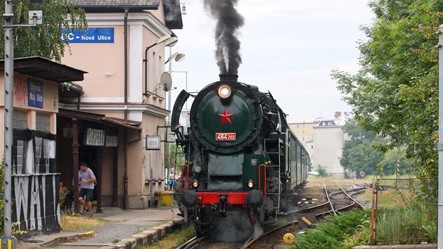 K oslav vro zahjen provozu na trati z ervenka do Litovle vyjel historick vlak taen parn lokomotivou Rosnika (na snmku odjezd z Olomouce).