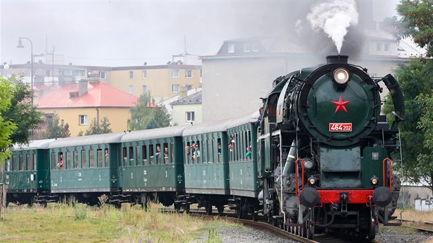 K oslav vro zahjen provozu na trati z ervenka do Litovle vyjel historick vlak taen parn lokomotivou Rosnika (na snmku odjezd z Olomouce).