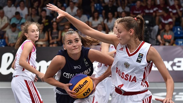 esk mldenick reprezentantka Sra Krumpholcov (v tmavm) pronik na mistrovstv Evropy juniorek v basketbalu 3x3 ruskou obranou.