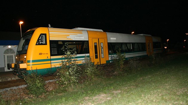 Osobn vlak se zastavil a ve stanici, kter s pejezdem soused.