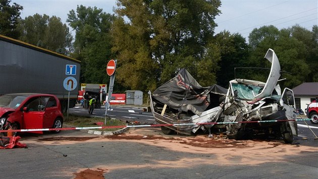 Při tragické nehodě pěti aut v Lípě nad Orlicí zemřel řidič dodávky (16.9.2016).