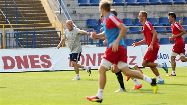 Michal Blek (vlevo) vede trnink jihlavskch fotbalist.