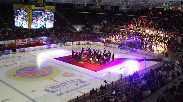 Slavnostní zahájení hokejového zápasu České Budějovice vs. Most, hraje Jihočeská filharmonie.