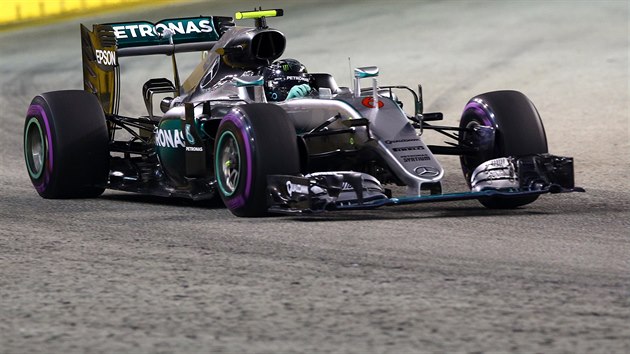 Nico Rosberg bhem kvalifikace na Velkou cenu Singapuru