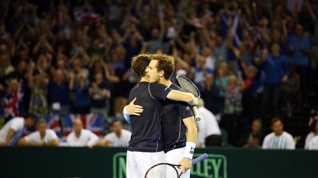 Andy Murray (vpravo) slav s bratrem Jamiem vtzstv ve tyhe v semifinle Davis Cupu.