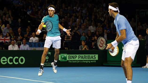 Argentinsk pr Leonardo Mayer (vlevo) a Juan Martn del Potro bhem tyhry v semifinle Davis Cupu.