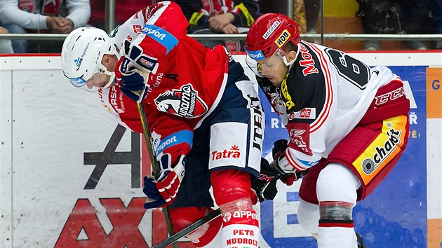 Momentka z vchodoeskho derby mezi Hradcem Krlov (bl) a Pardubicemi