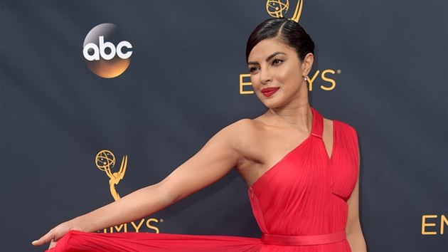 Priyanka Chopra na cench Emmy (Los Angeles, 18. z 2016)