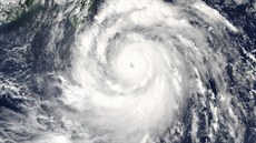 Tajfun Meranti blíící se k Tchaj-wanu z pohledu druice NASA. (13.9.2016)
