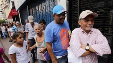 Lidé ekají na chléb v Caracasu ve Venezuele. (15.9. 2016)