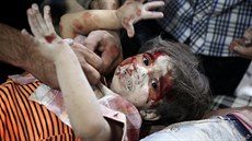 Syrtí zdravotníci oetují dít zranné pi náletu na damaské pedmstí Dúma...