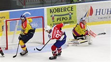 T�ebí�ský hokejista Radim Zohorna dává gól v utkání s �eskými Bud�jovicemi.