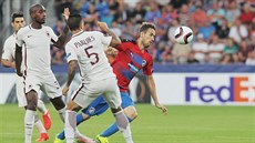 Plze�ský zálo�ník Tomá� Ho�ava v souboji s Paredesem z AS �ím.