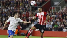 Útoník Charlie Austin ze Southamptonu hlavikuje na branku Sparty.