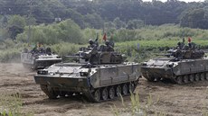Jihokorejská armáda provádí manévry na hranici s KLDR (11. záí 2016)
