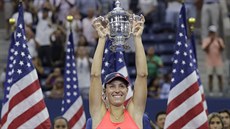 ŚAMPIONKA. Německá tenistka Angelique Kerberová zvedá nad hlavu trofej pro...