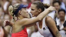 Česká tenistka Karolína Plíšková (vpravo) gratuluje Němce Kerberové k titulu na...