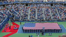 Slavnostní zahájení finále tenisového US Open mezi Djokoviem a Wawrinkou.