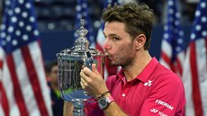 výcarský tenista Stan Wawrinka dává pusu na pohár pro ampiona US Open.